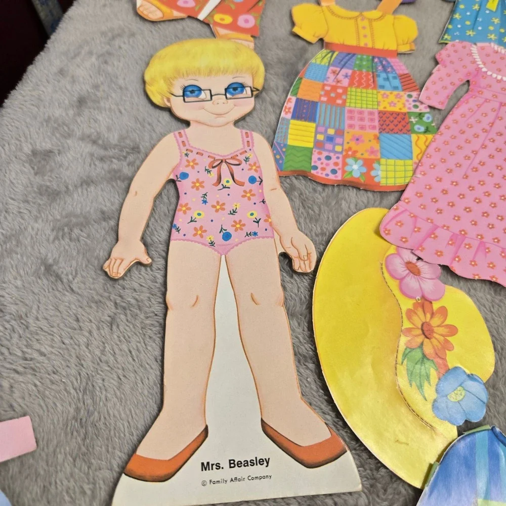 Vintage 1974 Whitman Mrs Beasley Paper Doll Family Affair 24 Piece Wardrobe Box